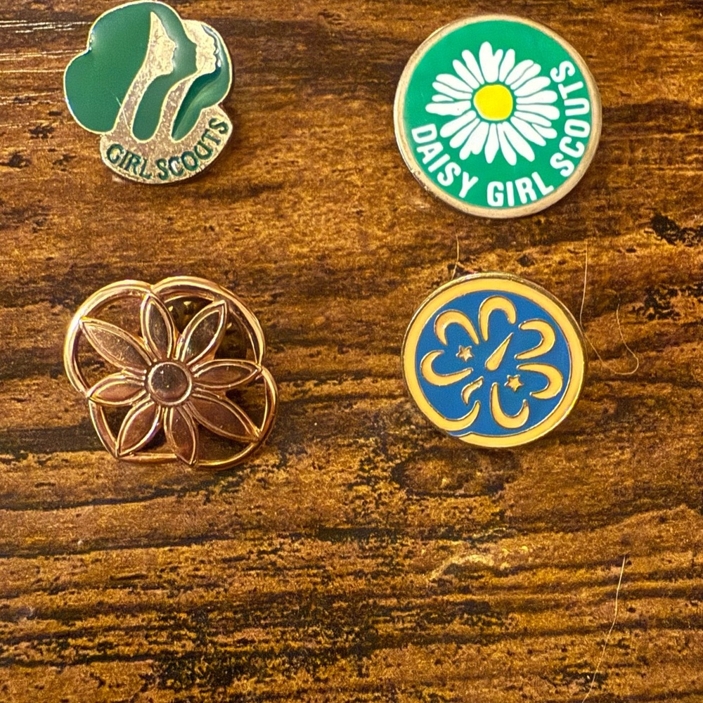 Set of 4 Vintage Girl Scouts Pins – 1980s Membership & Daisy Pins – World Trefoi